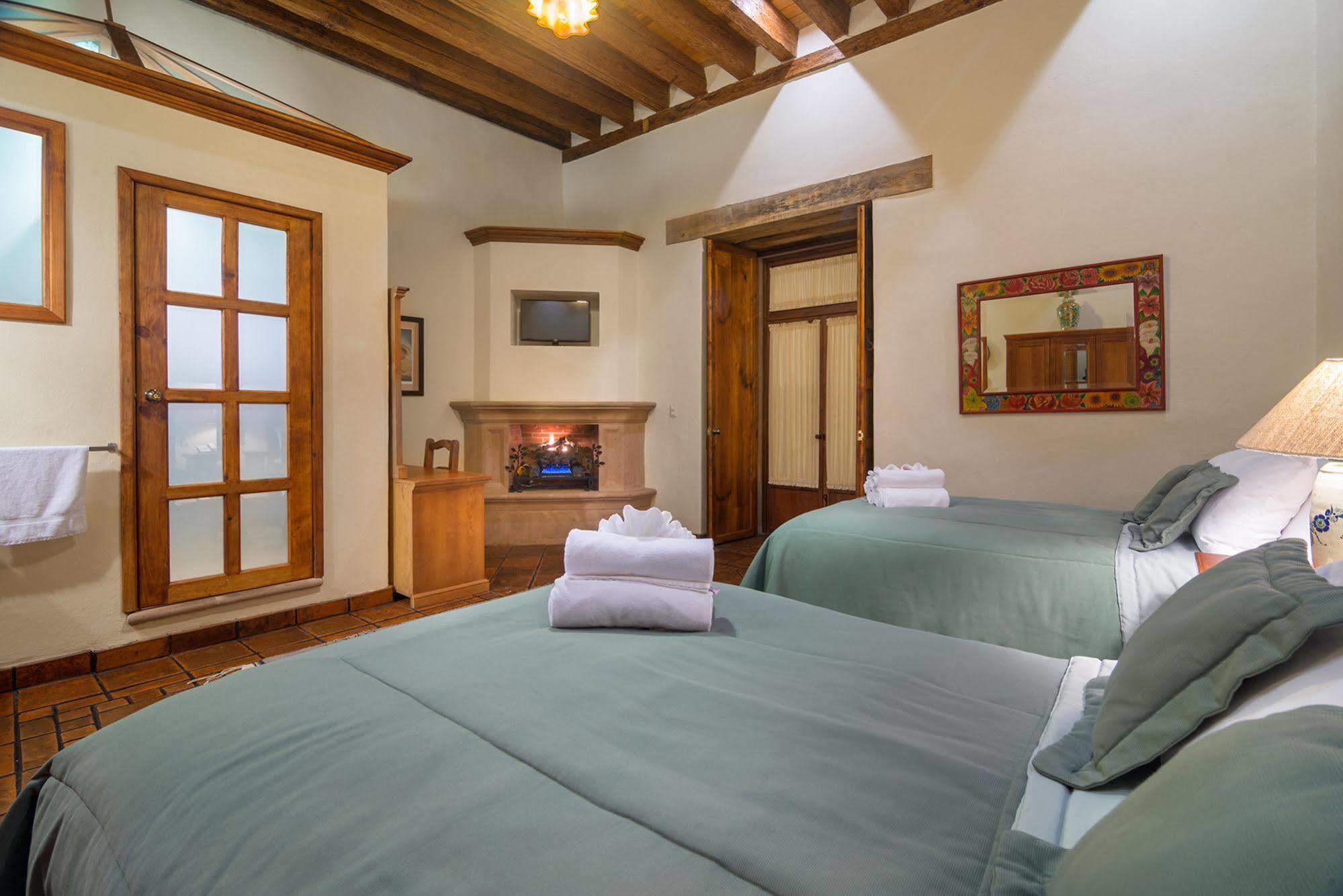 Hotel Casa del Naranjo Patzcuaro Bagian luar foto